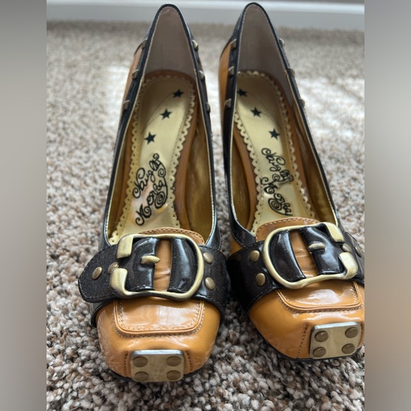 Mustard color pumps - Picture 2 of 3